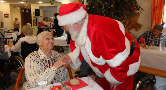 Un Père Noël en visite dans une maison de retraite