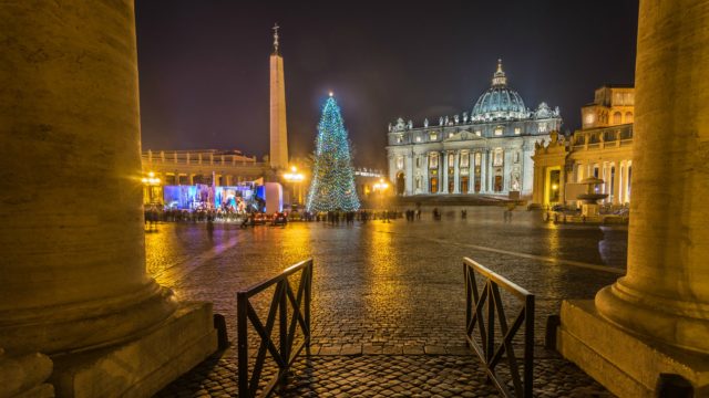 Le sapin de Noël, place Saint-Pierre de Rome, au Vatican