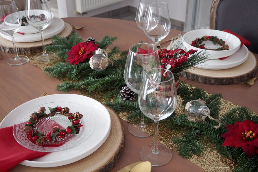 Irrésistible déco avec ce splendide chemin de table de Noël !